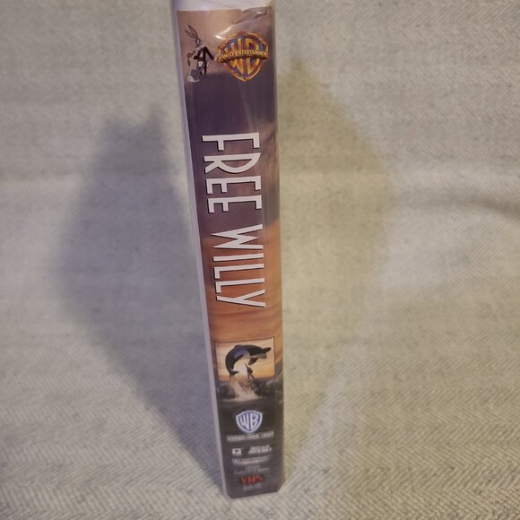 Free Willy VHS - Picture 3 of 11